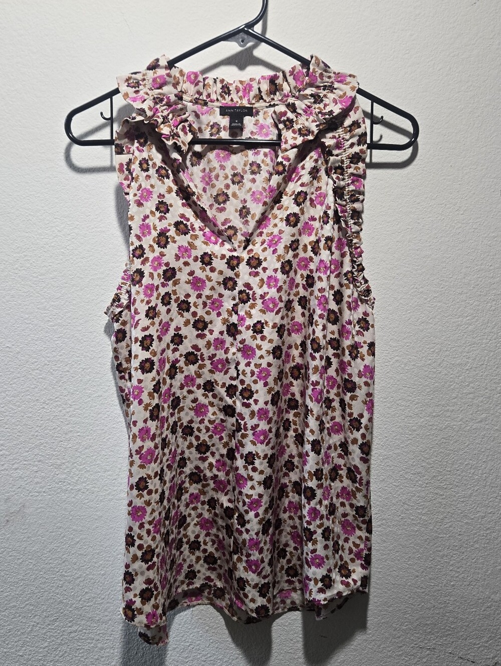 Ann Taylor Cream Sleeveless Floral Ruffle  rop sz M